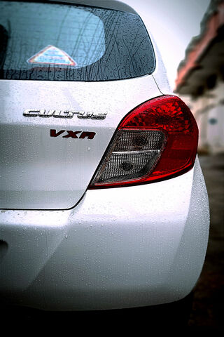 Suzuki Cultus: A Compact Marvel in the Rain 🌧️🚗