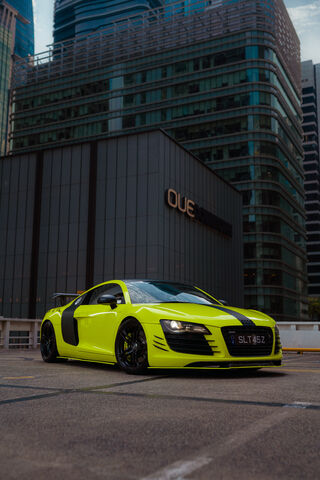Vibrant Power: The Audi R8 in Neon Glory 🚗💚