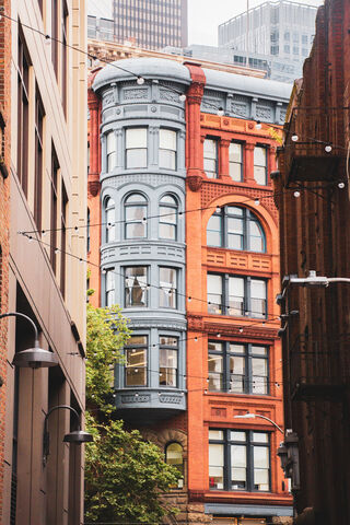 Urban Elegance: A Glimpse of Architectural History 🏙️✨