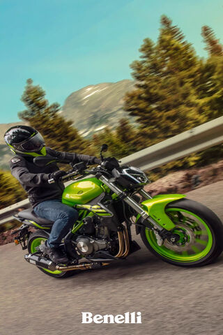Ride the Thrill: Benelli 302S in Action! 🏍️💨