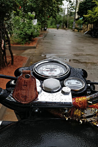 Rainy Ride on the Classic 350 🌧️🏍️