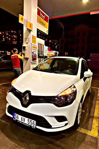 Clio: The Nighttime Cruiser 🚗✨