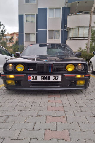 Classic Charm: The E30 BMW 32