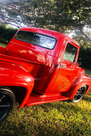 F100: A Classic Beauty in Red 🚗❤️