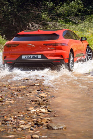 Jaguar F-Pace: The Adventurous Spirit Unleashed! 🐆🚗