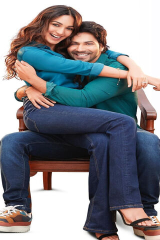 Kiara & Varun: A Joyful Embrace! 💖