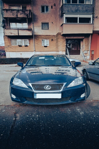 Sleek Elegance: The Lexus IS in Urban Style 🚗✨