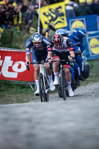 Chasing Victory: The Thrill of Competitive Cycling 🚴 💨