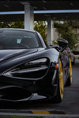 Sleek Power: The McLaren 720S in Action 🚗💨