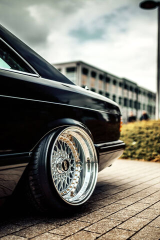 Elegance on Wheels: The Mercedes 560 SEC