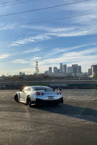 Nissan GTR R35 NISMO: A Beast in the Cityscape 🏙️🚗