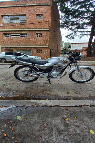 Yamaha YBR 125cc: The Perfect Urban Companion 🏍️✨