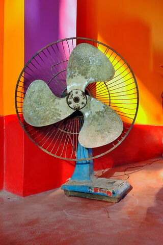 Vintage Breeze: A Nostalgic 1970s Fan 🌬️✨