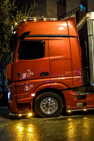 The Mighty Actros: A Trucking Legend on the Road 🚛✨