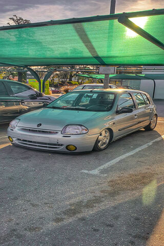 Renault Clio K4M: A Stylish Compact Classic 🚗✨
