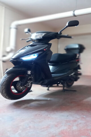Sleek Ride: The Suzuki Scooter Experience 🏍️✨