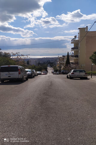 Serene Street View: A Glimpse of Everyday Life 🌤️🚗