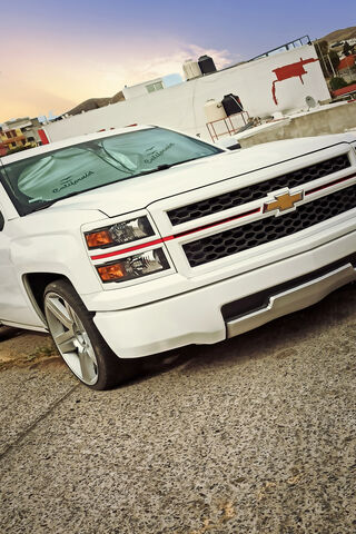 Chevrolet Silverado: The Bold Workhorse 🚗💪