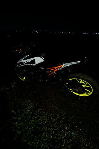 Night Rider: The KTM Duke 250 in Action 🌙🏍️