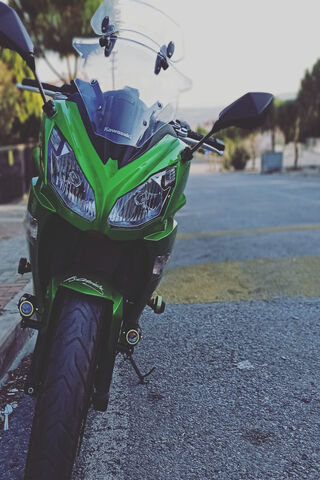 Kawasaki ER6-F: The Green Machine Ready to Roar! 🏍️💨