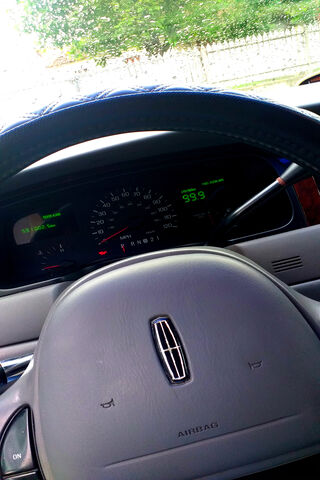 Cruising in Comfort: The Lincoln Town Car Experience 🚗✨