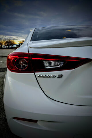 Sleek and Stylish: The Mazda 3 in Focus 🚗✨