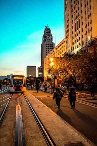 Evening Strolls in Rio: A City Awakens 🌆