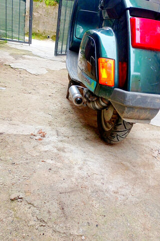 Vespa Vibes: A Classic Ride 🛵✨