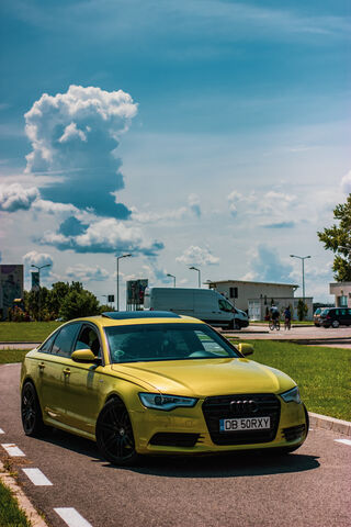 The Bold Audi S6: A Splash of Yellow on the Road! 🚗💨