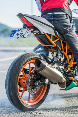Unleashing the Burnout: KTM RC 125 in Action! 🏍️💨