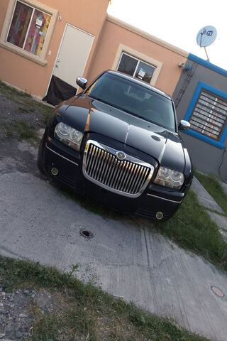 Chrysler 300: The Bold Luxury Sedan 🚗✨