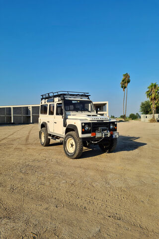 Defender of the Wild: The Ultimate Adventure Vehicle 🚙🌍
