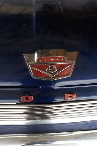 Classic Ford V8 Hood Ornament: A Touch of Vintage Charm 🚗✨