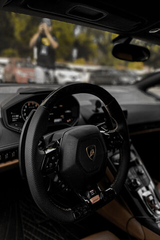 Unleashing Power: The Huracan Steering Wheel Experience 🚗💨