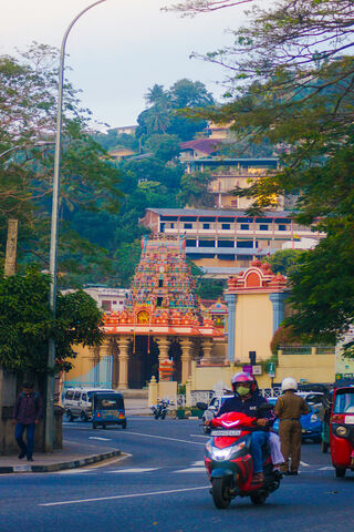 Kandy: The Heart of Sri Lanka's Heritage 🕌🌄