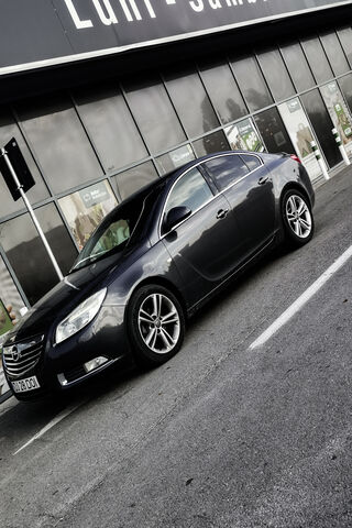 Sleek Sophistication: The Opel Insignia in Action 🚗✨