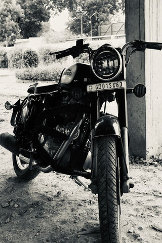 Royal Enfield: The Classic Ride 🏍️✨