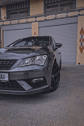 The Sleek Power of the Seat Leon 🚗✨