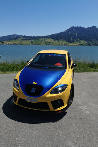 The Bold Seat Leon Cupra: A Splash of Color and Performance! 🚗💨