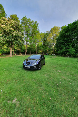 The Sleek Seat Leon: A Perfect Blend of Style and Performance 🚗✨