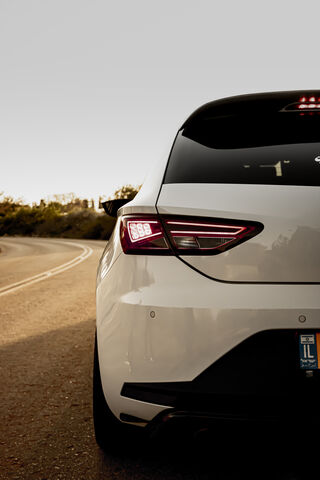 The Sleek Power of the Seat Leon FR 🚗✨