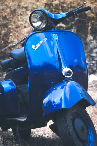 Vespa Vibes: A Classic Ride 🛵✨