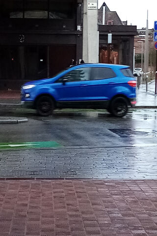 Zooming Through the Rain: The Blue Voiture Adventure 🚗💨