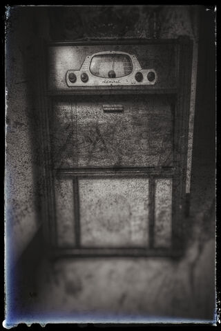 Nostalgic Echoes: The Vintage Radio Revival 📻✨