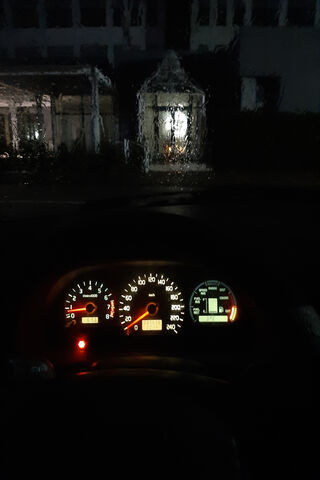 Volvo V40: A Night Drive in the Rain 🌧️🚗