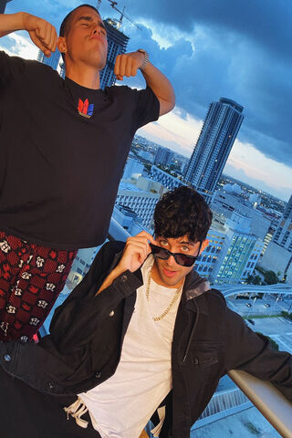 Cnco Vibes: A Chill Moment in the City 🌆🎶
