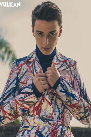 Artistic Elegance: Noah Schnapp's Bold Fashion Statement 🎨✨