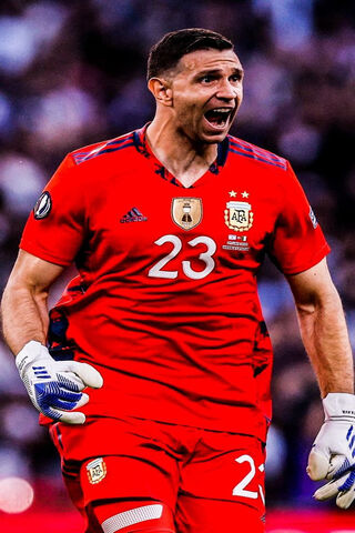 Dibu Martínez: The Guardian of the Goal 🧤⚽