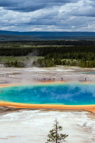 Nature's Colorful Canvas: The Grand Prismatic Spring