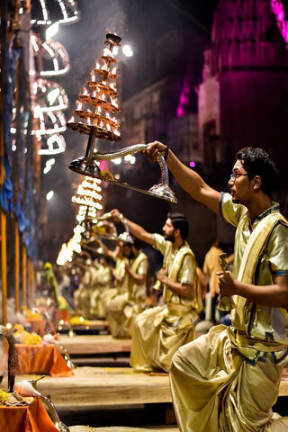 Divine Light: The Ganga Aarti Ceremony in Varanasi ✨🙏